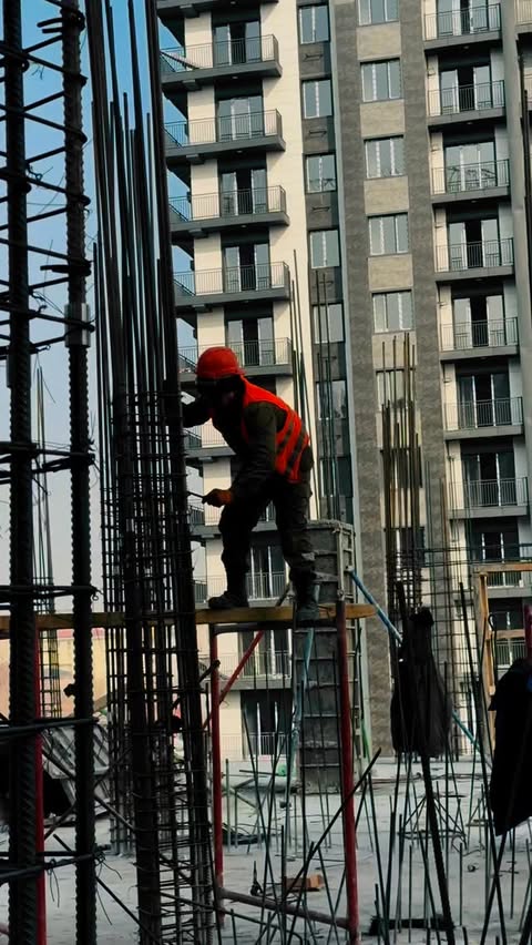 🏗️ Строительство идет полным ходом! 🏡

Делимся свежими кадрами с нашей стройплощадки — здесь создается наш жилой комплекс, который совсем скоро станет уютным домом для сотен семей ❤️

✔️ 1 блок начинается возведение 6 этажа
✔️ 2 блок залит фундамент, в процессе поднятие первого этажа
✔️ 3 блок подготовка подъезда
✔️ Продолжаются работы по фасаду
✔️ В процессе установка лифтов

Следите за обновлениями — впереди еще много интересного! 🚀
____

🏗️ Qurilish qizg'in davom etmoqda! 🏡

Biz qurilish maydonchasidan olingan yangi kadrlarni baham ko'ramiz - bu yerda tez orada yuzlab oilalar uchun shinam uyga aylanadigan turar-joy majmuamiz barpo etilmoqda ❤️

✔️ 1 blok, 6-qavat qurilishi boshlandi
✔️ 2 blok poydevor quyildi, birinchi qavat ko'tarilmoqda
✔️ 3-blokga kirishga tayyorgarlik
✔️ Fasad ishlari davom etmoqda
✔️ Liftni o'rnatish davom etmoqda

Yangiliklarni kuzatib boring - oldinda hali ko'p qiziqarli narsalar bor! 🚀